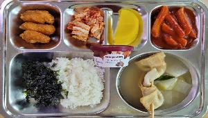 김가루밥 ,꽈배기어묵꼬치국(60g) (1.5.6.9),매콤떡볶이 (5.6.13),스윗소코치킨 (2.5.6.10.15.16.18),포기김치 (9),하겐다즈아이스크림 (1.2.5),얇은단무지 
 ,
