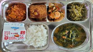 칼슘친환경쌀밥 ,건새우시금치된장국 (5.6.9),고구마순들깨볶음 (5),참치김치볶음 (5.6.9.13.16.18),고구마치즈블럭돈까스 (1.2.5.6.10),총각김치 (9),돈까스소스 (2.5.6.12.13.18),마시는요구르트 (2)
 ,