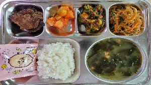직화짬뽕잡채 (5.6.9.10.13.17.18),칼슘친환경쌀밥 ,게살미역국 (5.6.8.9),한돈갈비 (10),열무얼갈이겉절이 (9.13),깍두기 (9),마카롱 (1.2.6)
 ,