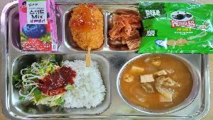 나물비빔밥 (5.6.13),미더덕청국장찌개 (5.9),쉬림프꼬치 (1.5.6.9),포기김치 (9),몬스위트칠리소스 (5.6.12.13),세븐베리주스 (13),프링글스 (5.6)
 ,