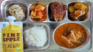 칼슘친환경쌀밥 ,부대찌개(콩) (1.2.5.6.9.10.12.13.15.16.18),크래미숙주나물무침 (1.5.6.8),고등어양념구이 (5.6.7.13),치킨가라아게 (1.5.6.15),포기김치 (9),튀김소스 (1.2.5.6.13),파인애플슬러쉬 (13)
 ,