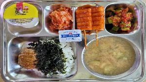 버터간장함박덮밥 (2.5.6.10.12.13.16),미소된장국 (5.6.9),백오이깍둑무침 (13),매콤떡꼬치 (5.6.12.13),포기김치 (9),모듬컵과일1 (12)
 ,