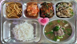 칼슘친환경쌀밥 ,한우국밥 (16),깻잎양념장(퍽퍽) (1.2.5.6.8.13),진미채버터구이 (2.4.5.13.17),대패돈육파채불고기(간장) (5.6.10.13.18),포기김치 (9),스승의날케익 (1.2.5.6)
 ,