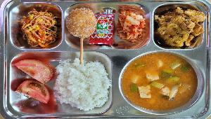 칼슘친환경쌀밥 ,청양된장찌개 (5.6.9),콩나물무무침 (5.13),타코라구요찜닭 (2.5.13.15),치즈미니핫도그 (1.2.5.6.10.13.15.18),포기김치 (9),일회용케찹 (12),설탕토마토 (12.13)
 ,