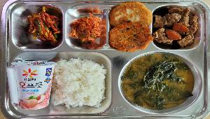 칼슘친환경쌀밥 ,건새우아욱된장국 (5.6.9),춘장돼지갈비찜 (2.5.6.10.13),진미채마늘쫑무침 (5.6.13.17),감자전,장떡전 (1.5.6.8.9.16.17.18),포기김치 (9),복숭아요거트 (2)
 ,