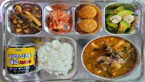 칼슘친환경쌀밥 ,돈등뼈감자탕 (5.6.9.10.13),궁중떡볶이 (5.6.13.16),새우살애호박볶음 (5.6.9.13.16.18),더블치즈볼 (2.5.6),포기김치 (9),시즈닝 (2.5.13),비락식혜 
 ,