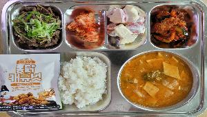 칼슘친환경쌀밥 ,어묵김치된장국 (1.5.6.9),과일샐러드 (1.2.5.11.12.13),꼬막오이도라지생채 (5.6.13.16.18),한우파채불고기 (5.6.13.16),포기김치 (9),통닭캐슈넛 
 ,