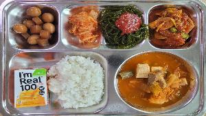 칼슘친환경쌀밥 ,돼지고기김치찌개 (5.6.9.10.13),곤약메추리알장조림 (1.5.6.13),미역국수무침 (1.2.5.6.8.13),마라부대볶음 (1.2.5.6.8.10.13.15.16.18),포기김치 (9),리얼망고주스 (13)
 ,