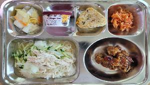 초계국수 (5.6.13.15.16),돼지갈비강정 (5.6.10.13.18),참치마요구운주먹밥(냉동) ,백김치 (9),포기김치 (9),하겐다즈아이스크림쿠앤크 (1.2.5)
 ,