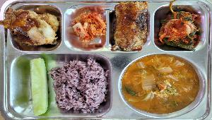 흑미친환경쌀밥 ,건새우배추된장국 (5.6.9),깻잎양념장(퍽퍽) (1.2.5.6.8.13),삼치레몬청구이 (5.6.13),지코바양념치킨 (5.6.12.13.15),포기김치 (9),멜론
 ,