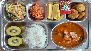 칼슘친환경쌀밥 ,부대찌개(한) (1.2.5.6.9.10.12.13.15.16.18),콩나물냉채 (1.5.6.8.13),일본식계란말이 (1.2.5.6.7.13.18),한입돈까스 (1.5.6.10),포기김치 (9),일회용케찹 (12),골드키위 
 ,