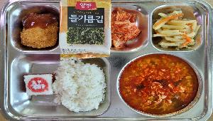 칼슘친환경쌀밥 ,얼큰순두부찌개(고) (1.2.5.6.8.9.10.15),백일떡 ,감자채볶음 (5.6.16.18),블럭치즈돈까스 (1.2.5.6.10),포기김치 (9),일식돈까스소스 (5.6.12.13.18),도시락용김 
 ,