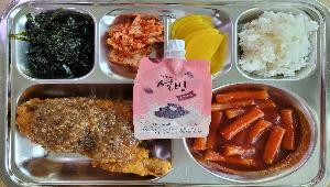 김가루밥 ,두끼떡볶이(대) (5.6.13),마늘통닭 (1.2.5.6.13.15.18),포기김치 (9),설빙팥빙수맛 (2.5.6),얇은단무지 
 ,