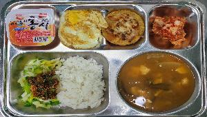 애호박무숙채비빔밥 (5),오만둥이청국장찌개 (5.9),계란후라이 (1.5),치즈피자맛해쉬브라운 (1.2.5.6.10.12.13.15.16),포기김치 (9),양념간장(고) (5.6.13),아이스홍시 
 ,