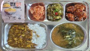 칼슘친환경쌀밥 ,얼갈이된장국 (5.6.9),꼬들오이지무침(하얗게) (13),카레의여왕 (2.5.6.10.13.16.18),레드마요치킨 (1.2.5.6.12.13.15),포기김치 (9),애플망고샤베트 
 ,
